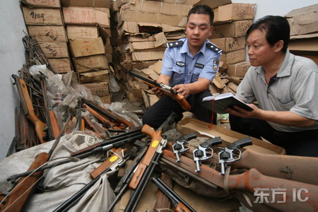 河南许昌废弃仓库内发现大量枪支弹药(组图)