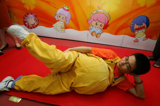 图文:准爸爸装上大肚子体验孕妇