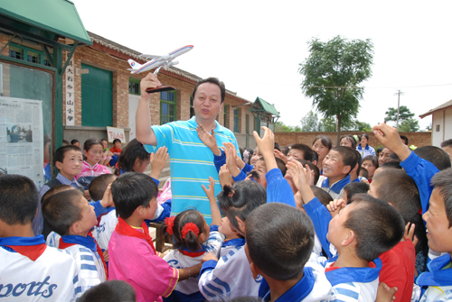 图文:中国之音网总裁亲临甘肃天水市学校