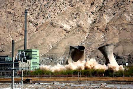 图文:乌拉山电厂冷却塔被成功爆破拆除