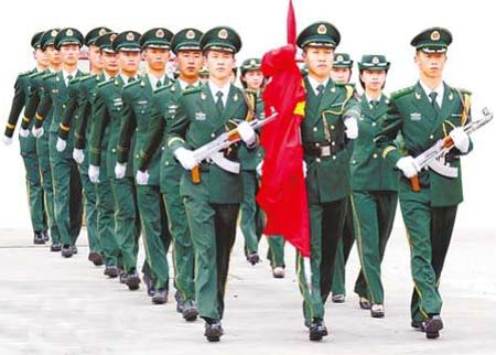 组图:甘肃武警卫士换新装