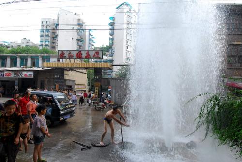 图文:供水公司维修人员在漏水事故现场抢修消防栓