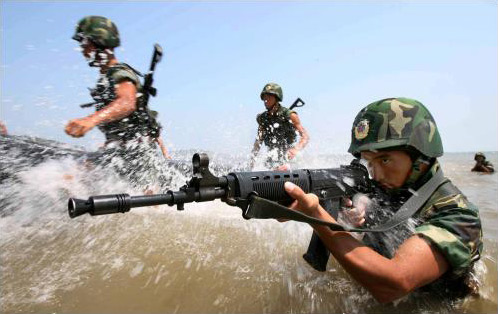 图文:上海警备区海陆两栖侦察分队演练