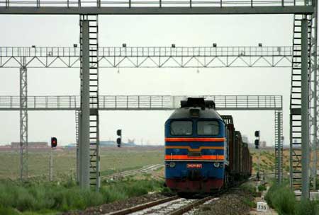 图文:蒙古国货运列车在口岸等待过境