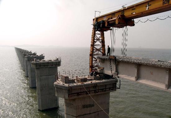 图文:铜九铁路鄱阳湖铁路特大桥铺架第一孔32