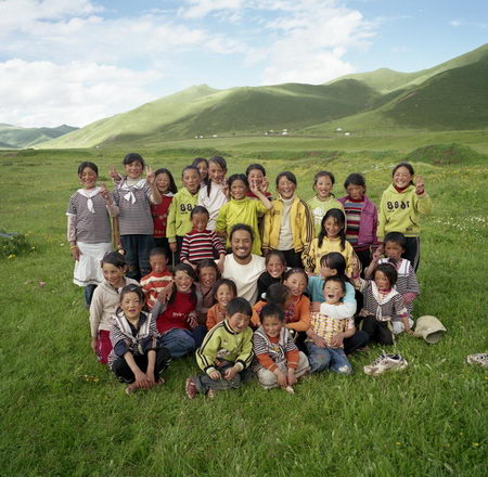 图文:卓宝和孩子们在草原上合影