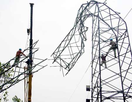 组图:江苏泰州遭龙卷风袭击 4座高压铁塔被毁