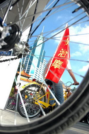 图文:东莞300多人骑自行车宣传禁摩