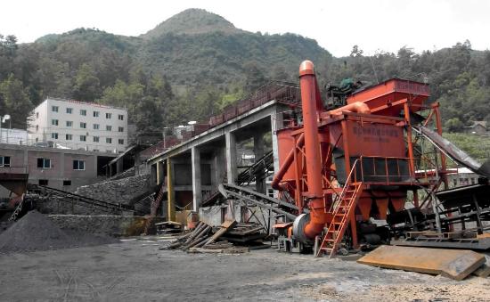图文:贵州黔西县煤矿透水事故已有9人遇难(2)