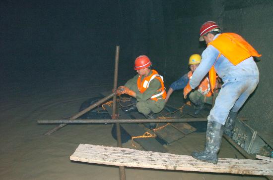 图文:宜万铁路隧道透水事故进入安全搜救阶段