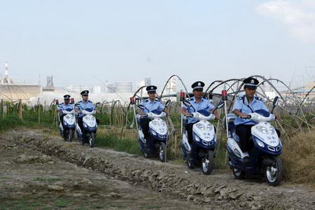 组图:上海组建乡村摩托骑警巡逻队