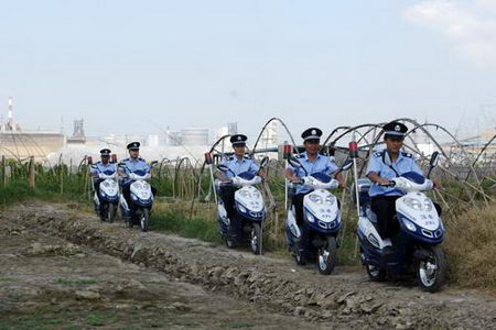 组图:上海组建乡村摩托骑警巡逻队