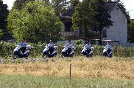 组图:上海组建乡村摩托骑警巡逻队