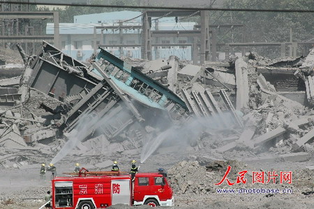 图文:数万吨重的建筑体在8秒钟内全部倒塌解体