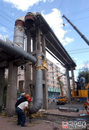长春拆除高空供热管网(组图)