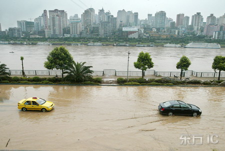 组图:重庆突遭暴雨袭击主城区多处积水