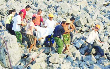 组图：湖南凤凰县在建大桥垮塌14人死亡