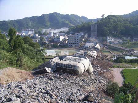 组图：湖南凤凰县在建大桥垮塌14人死亡
