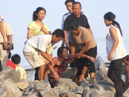 图文：湖南凤凰在建大桥垮塌14人死亡22人受伤
