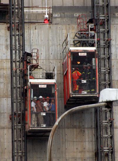 图文:上海环球金融中心失火 消防员坐电梯灭火