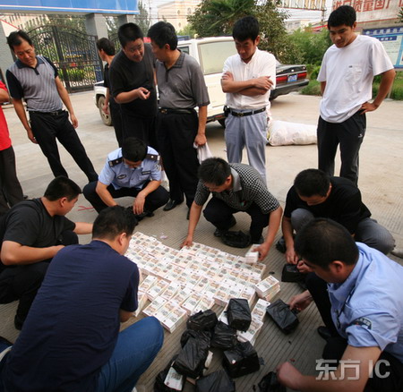 圖文：派出所民警在清點查獲的假幣數(shù)量