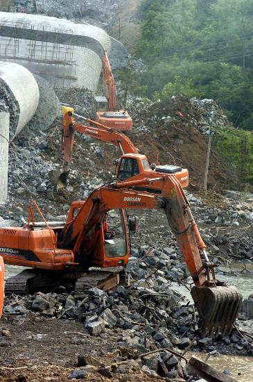 图文:湖南凤凰大桥垮塌现场挖掘机在工作