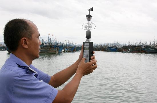 图文:验船师在厦门闽台渔轮避风港测风