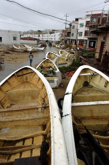 图文:福建莆田滨海村道路旁停满避风渔船