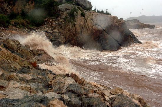 图文:浙江苍南霞关镇海上已掀起巨浪