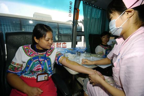 图文:湖南凤凰县一名导游正在无偿献血