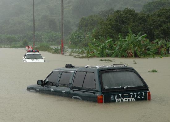 图文:福州市闽侯县汽车被水围困