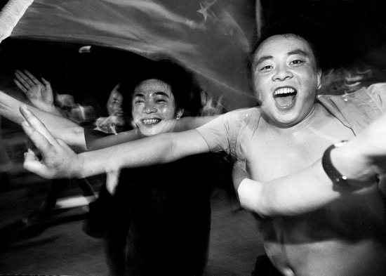 图文:球迷欢庆国足冲进世界杯