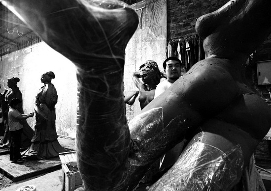 图文:艺术家们正在赶制中国古代十大美女塑像