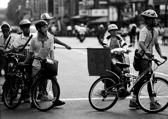 图文:骑车过马路的台湾中学生