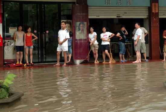 图文:浙江苍南灾区洪水逐渐退去