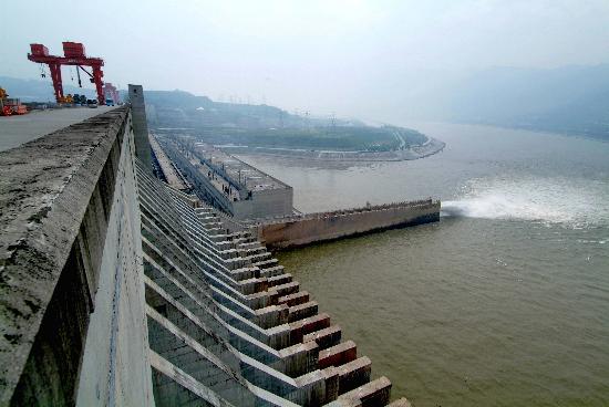 图文:三峡电站已有17台巨型水轮发电机组投产