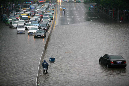 组图:暴雨袭击广州