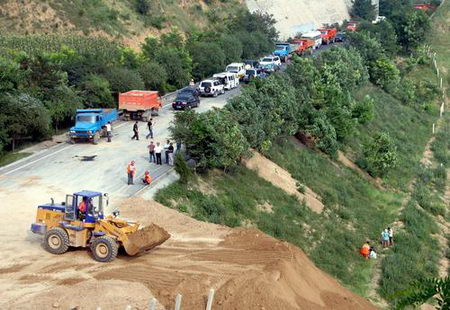 组图：甘肃天馋公路山体滑坡被埋车辆数目不详