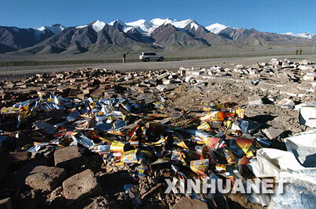 组图：昆仑雪山下出现成堆垃圾