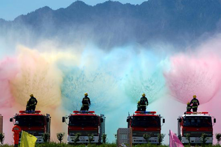 组图：新疆举行第三届消防运动会
