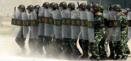 组图：上海公安边防总队特勤队首次亮相演练