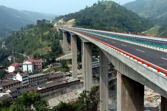 图文:西汉高速公路即将通车 蜀道告别行路难