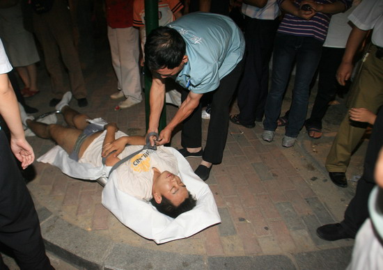 图文:醉汉躺在路边不省人事