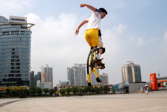 图文:脚踏弹跳王一蹦三步远