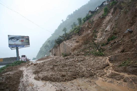 图文:火车站路口被泥石流堵塞
