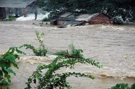 图文:巢湖市无为县石涧镇厂房被淹