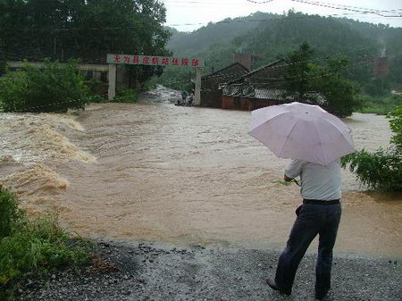 图文:巢湖市无为县部分道路被淹