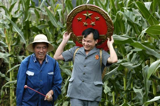 图文:背篓法官向恩林:进村入寨办案11年(3)认识中学生发型对图片