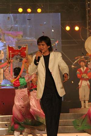 图文:朝鲜族歌手崔京浩献歌延边