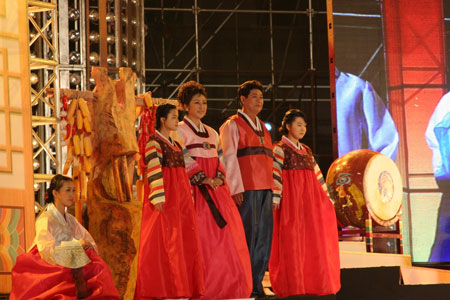 图文:模特秀朝鲜族民族服装